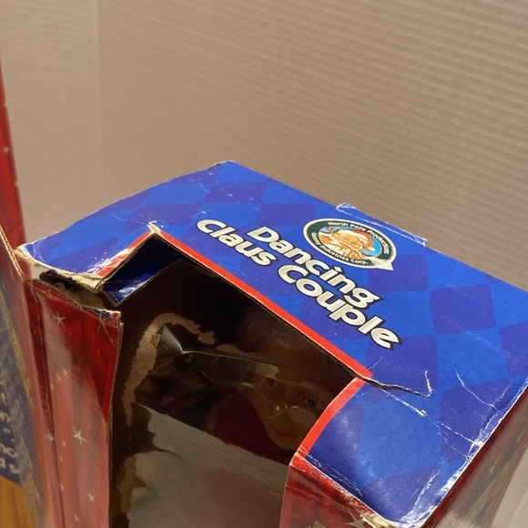 Dancing Claus Couple Figurines - Picture 8 of 12